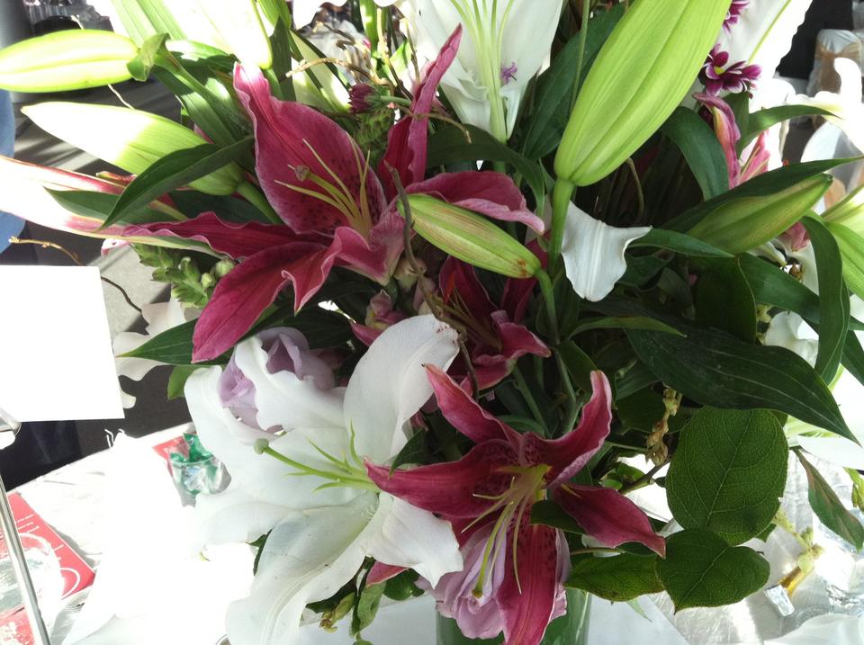 red white flowers with greenery, outer banks wedding flowers, obx wedding flowers